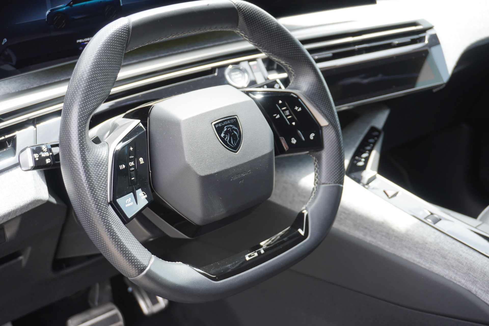 PEUGEOT 5008 145 Hybrid e-DCS6 GT 7-PLÄTZER!!!-image-39