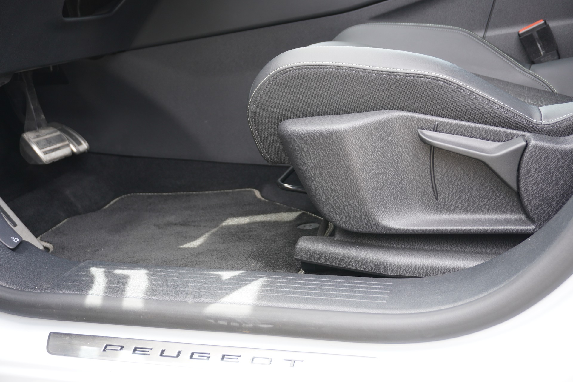 PEUGEOT 5008 145 Hybrid e-DCS6 GT 7-PLÄTZER!!!-image-40