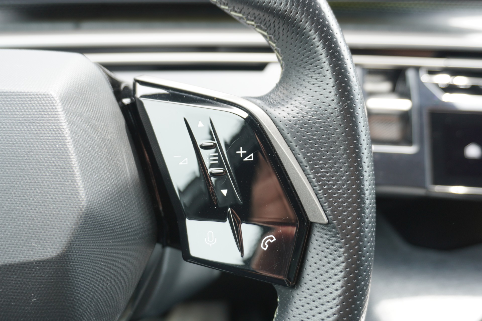 PEUGEOT 5008 145 Hybrid e-DCS6 GT 7-PLÄTZER!!!-image-32