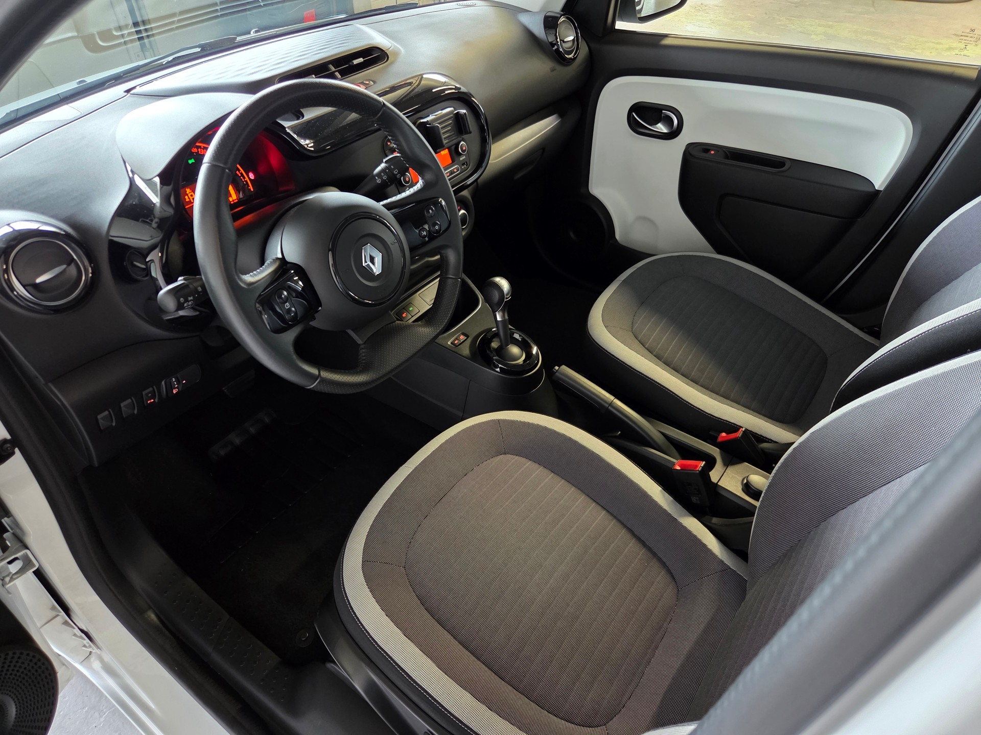 RENAULT Twingo 0.9 TCe 95 Zen-image-3