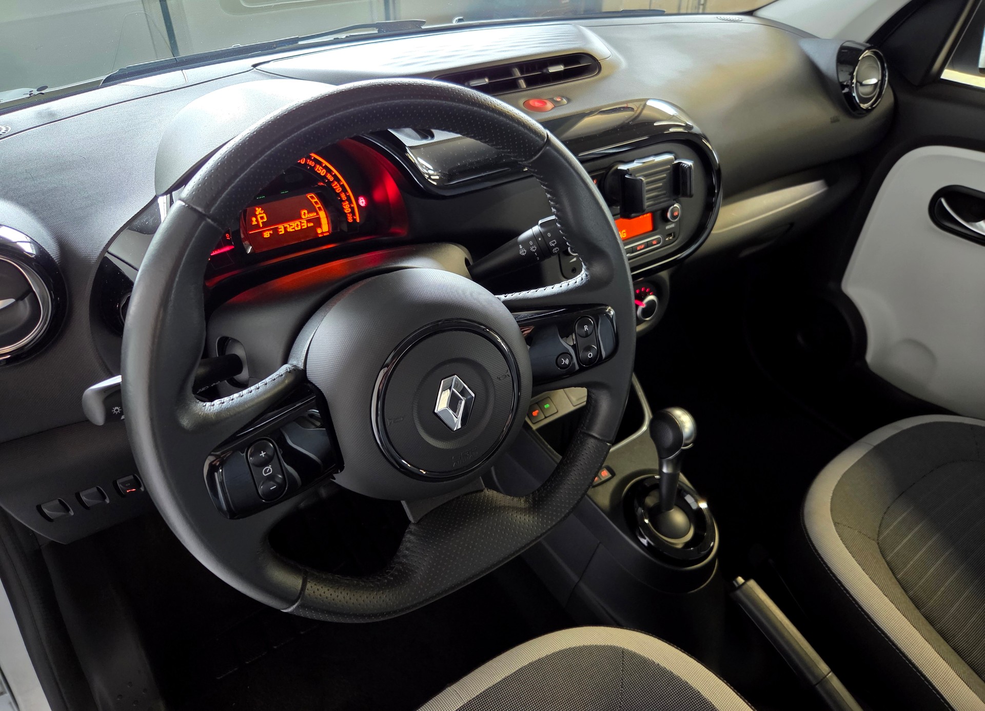 RENAULT Twingo 0.9 TCe 95 Zen-image-9