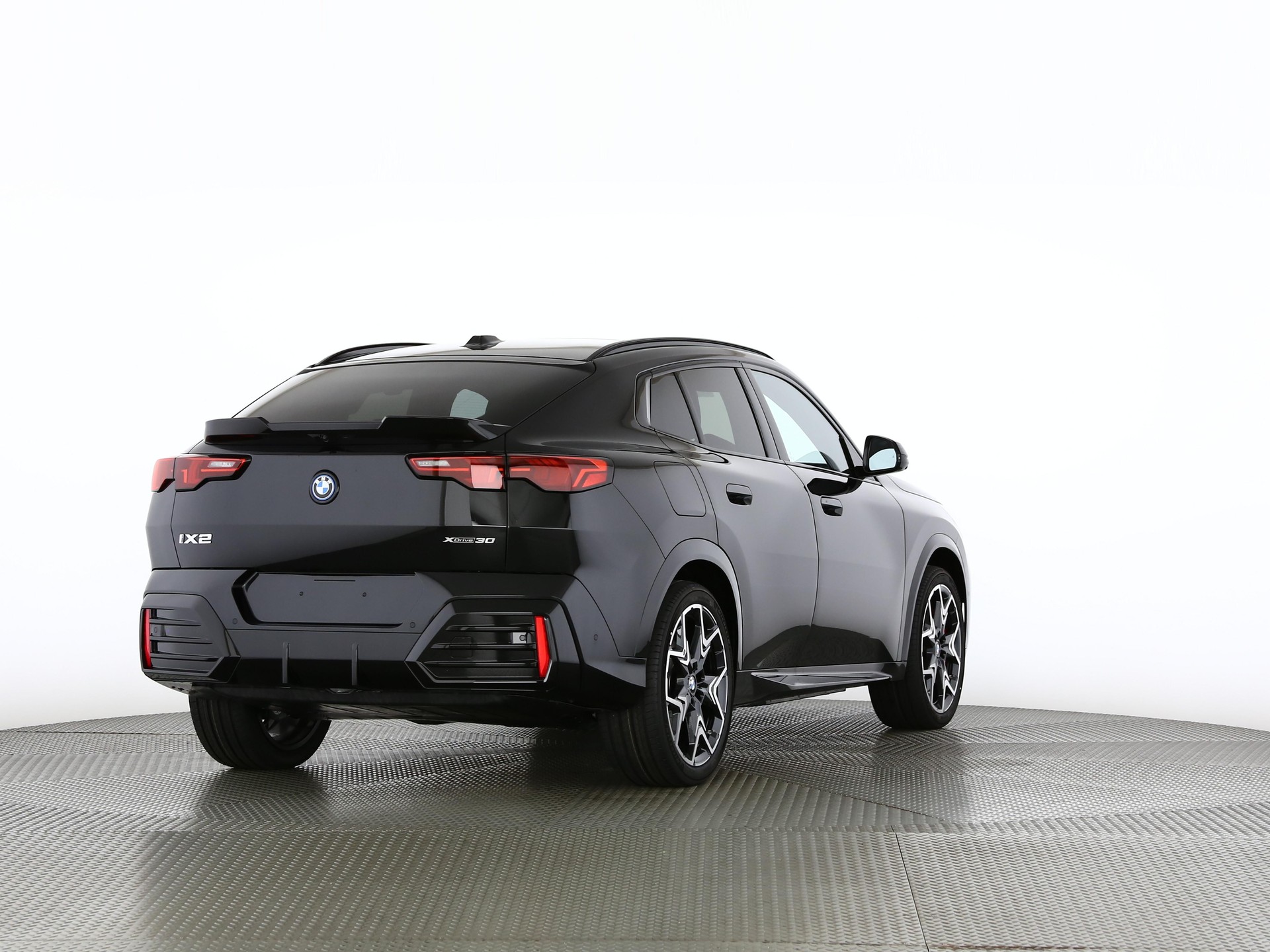 BMW iX2 30 xDrive-image-1