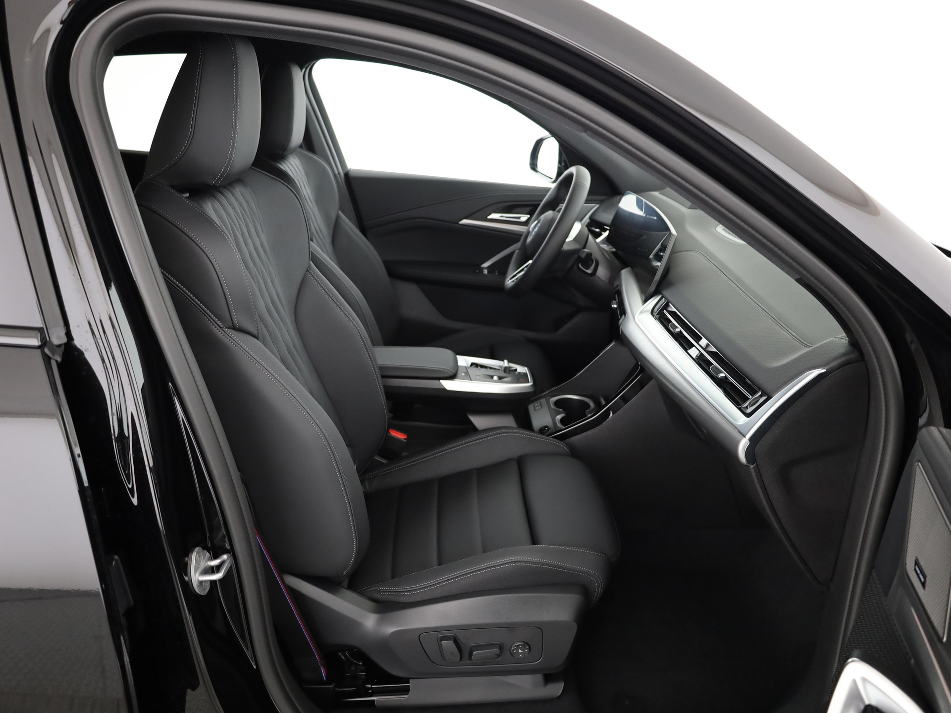 BMW iX2 30 xDrive-image-15