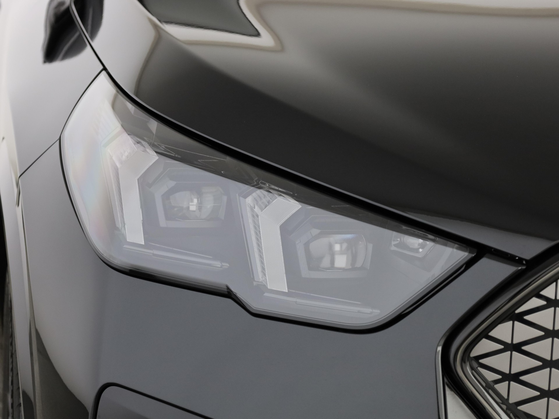 BMW iX2 30 xDrive-image-5
