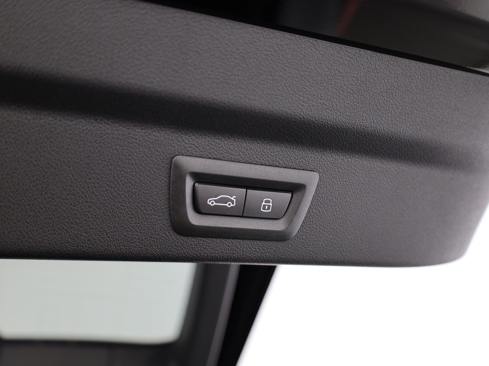 BMW iX2 30 xDrive-image-9