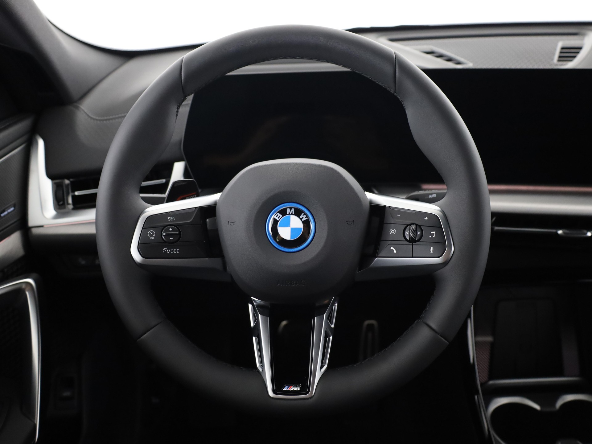 BMW iX2 30 xDrive-image-18
