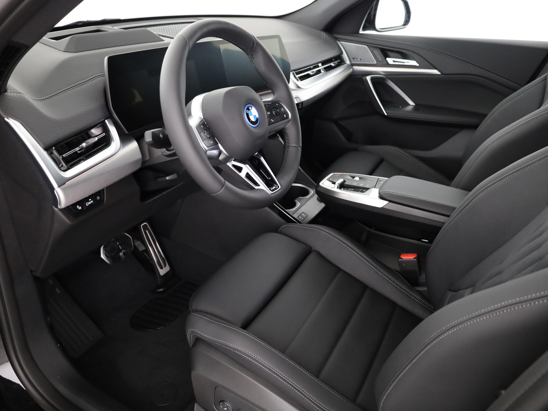 BMW iX2 30 xDrive-image-13