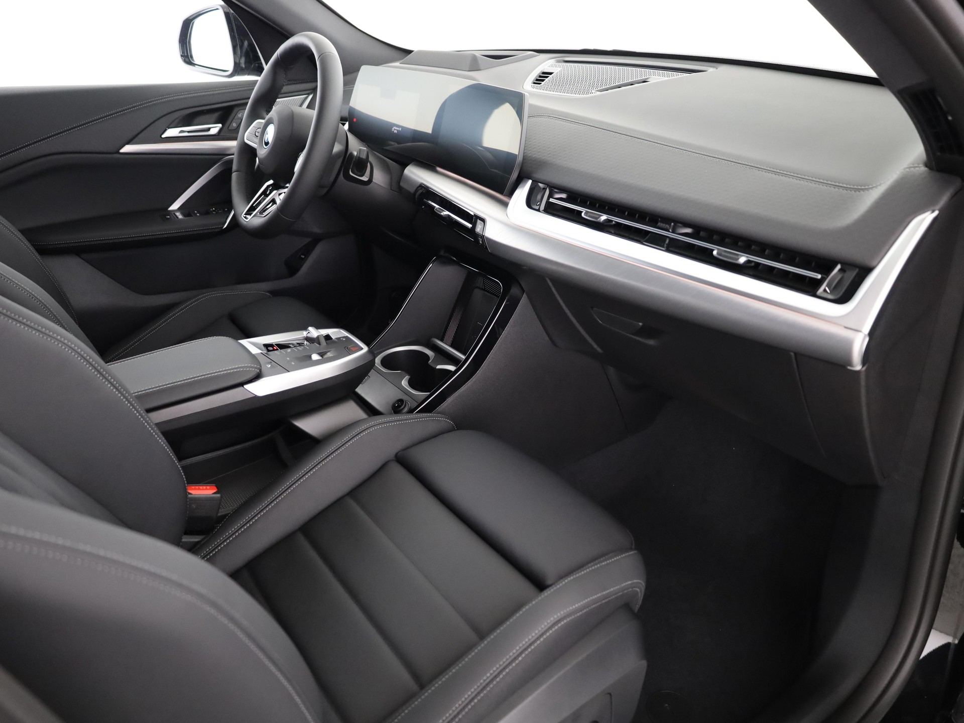 BMW iX2 30 xDrive-image-14