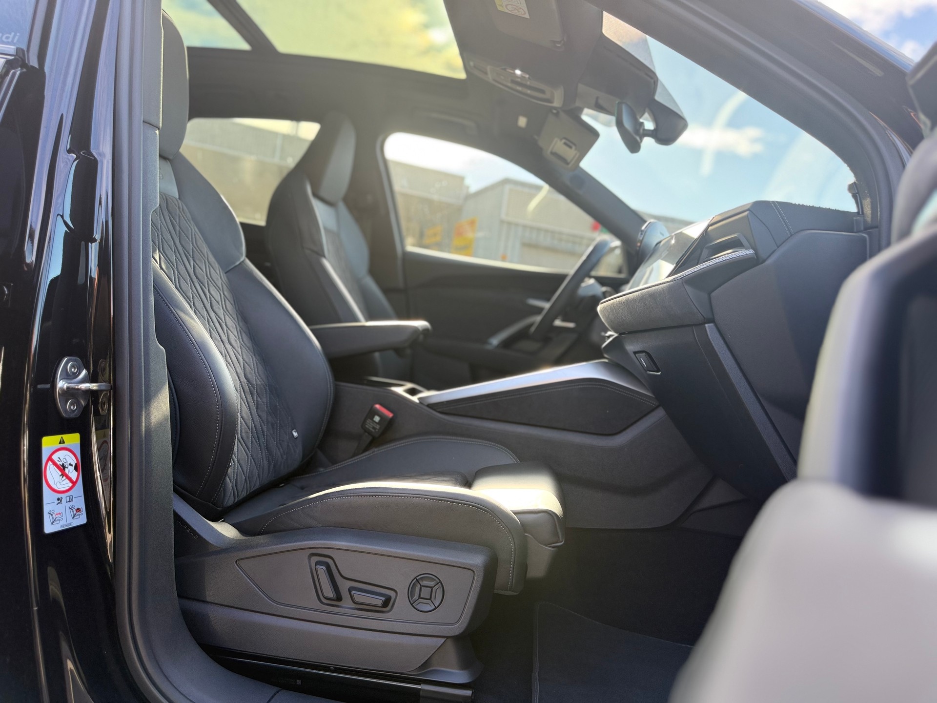 AUDI SQ5 TFSI quattro S-tronic ° Edition One ° All Black °-image-13