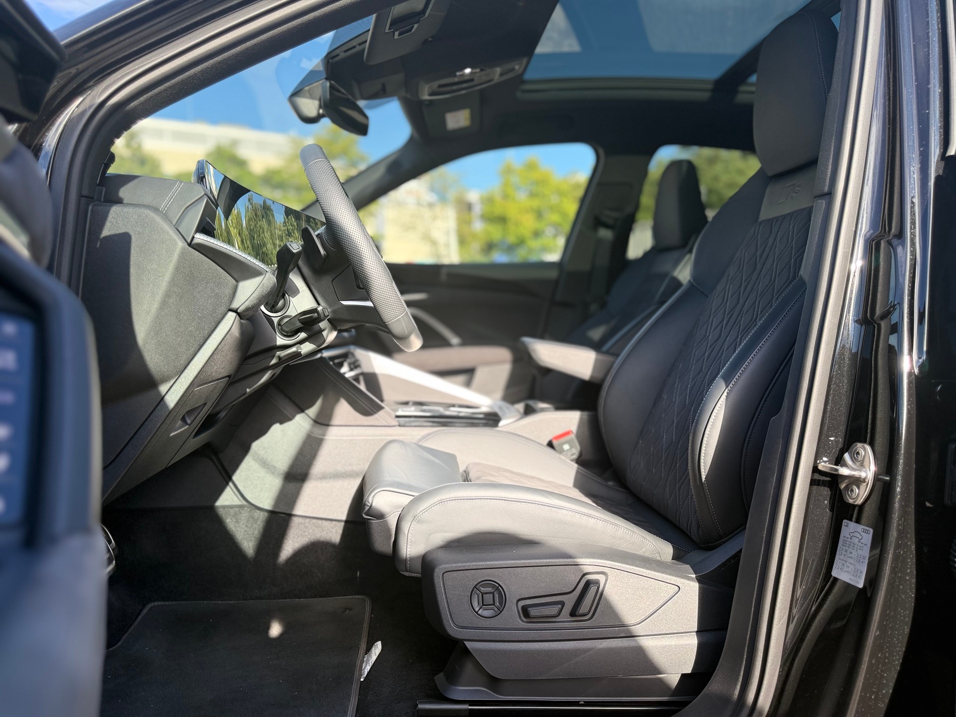 AUDI SQ5 TFSI quattro S-tronic ° Edition One ° All Black °-image-12