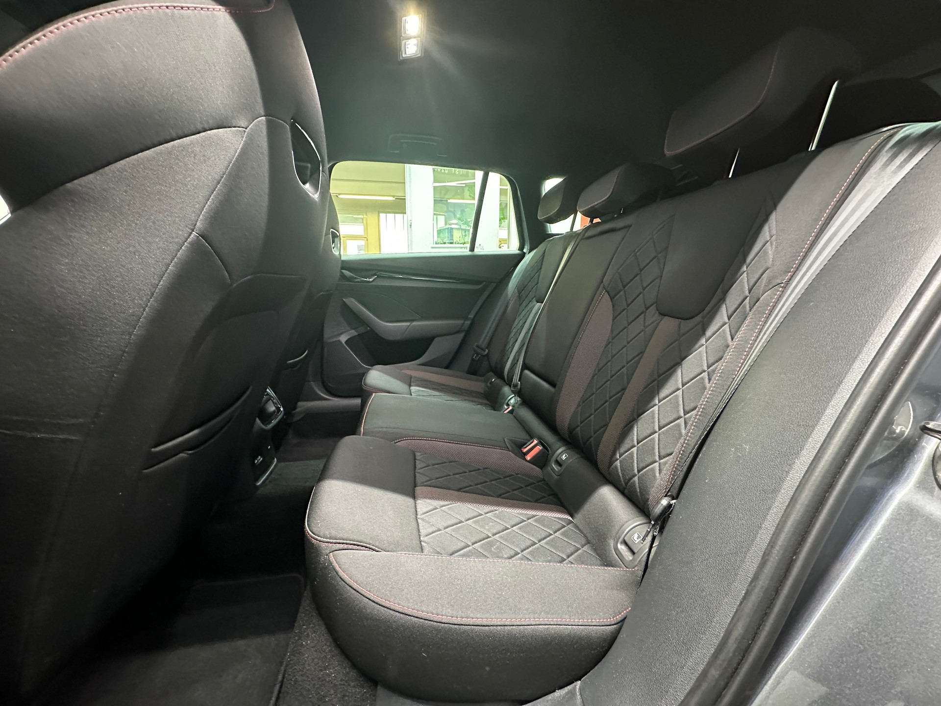 SKODA Octavia Combi 2.0 TDI DSG RS 4x4-image-8