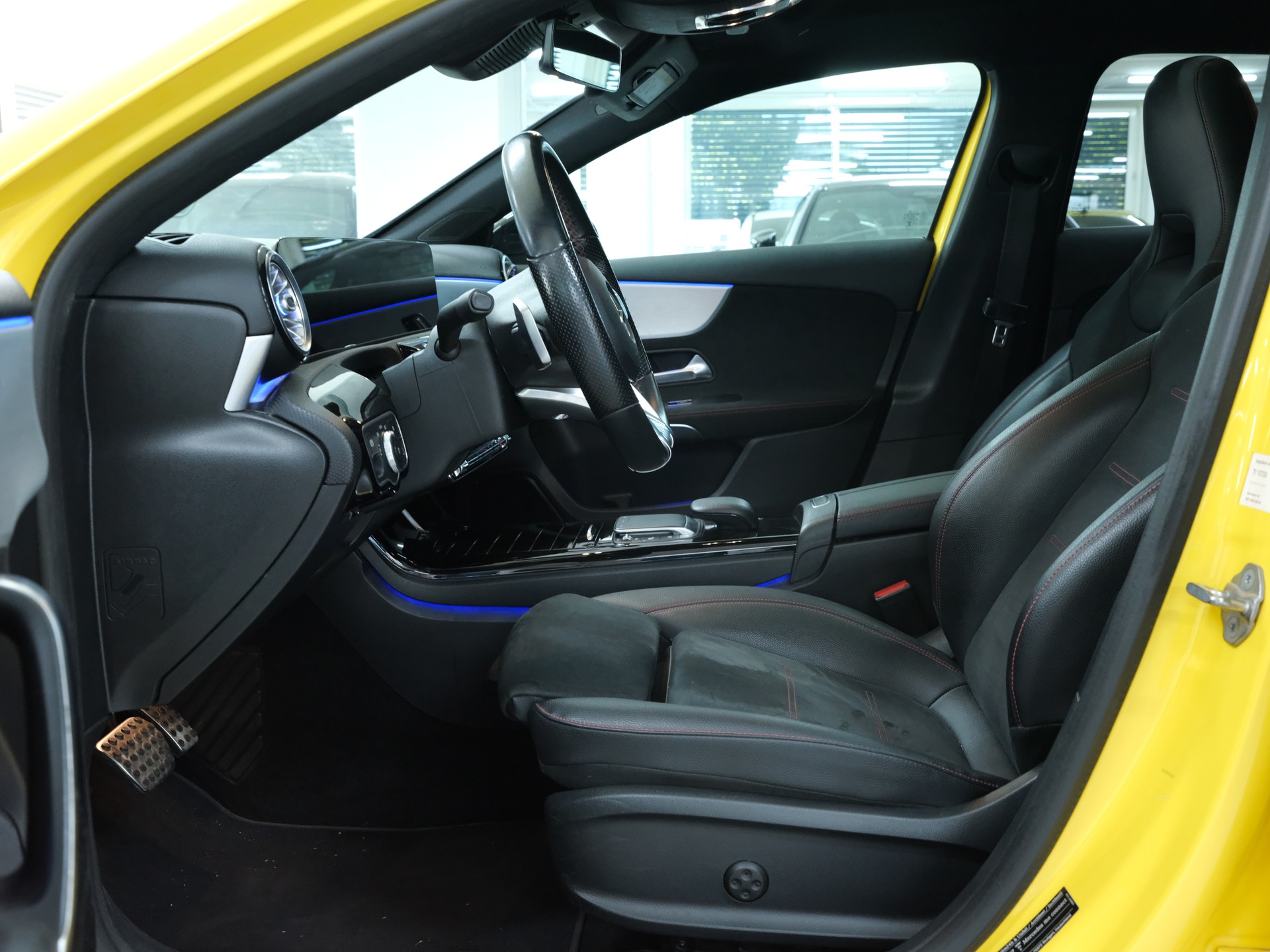 MERCEDES-BENZ A 180 Night Star AMG Line 7G-DCT *360 Kamera* *AMG LINE* *Panorama*-image-17