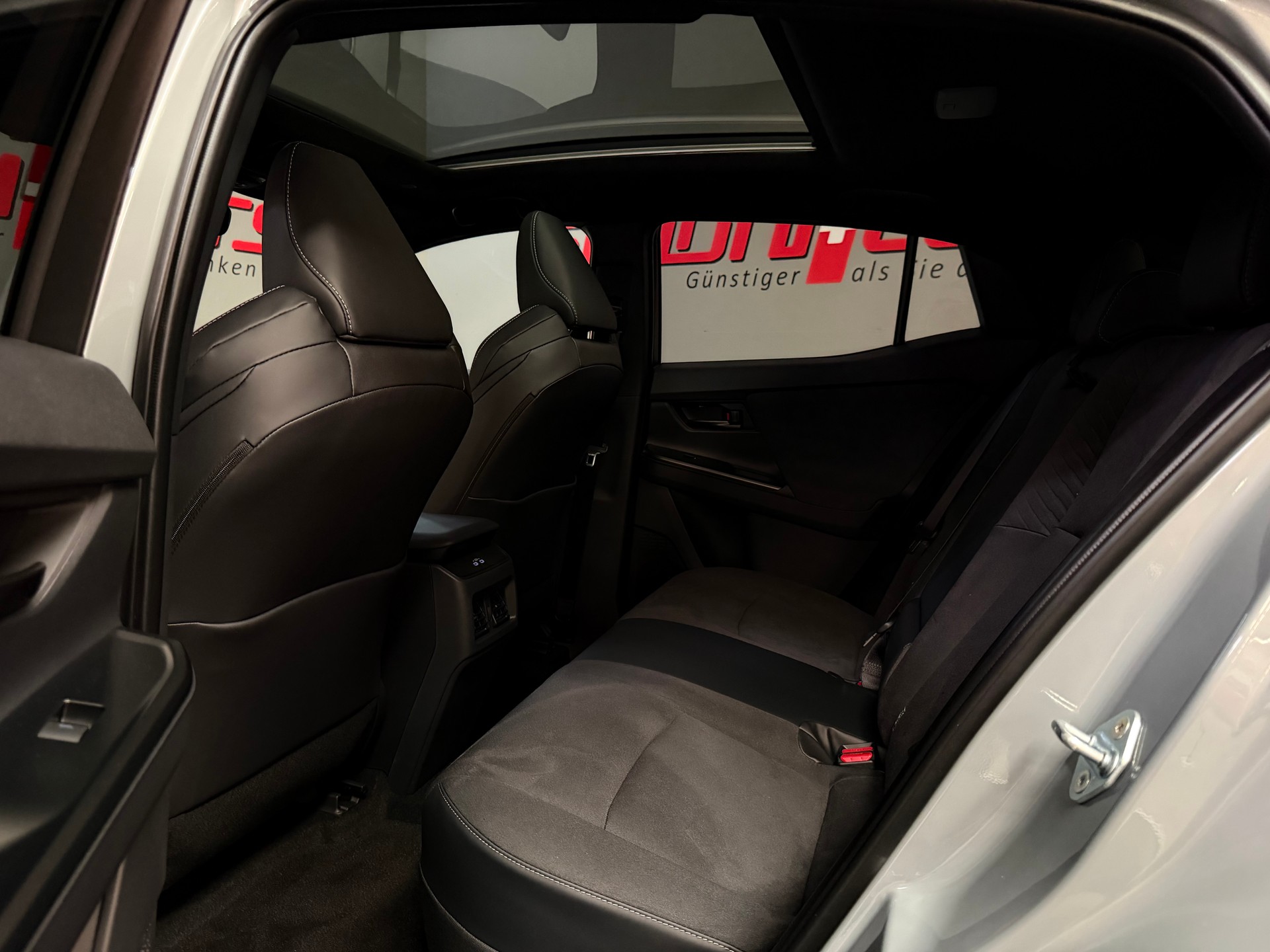 TOYOTA C-HR+ 77 kWh Premium AWD-image-15