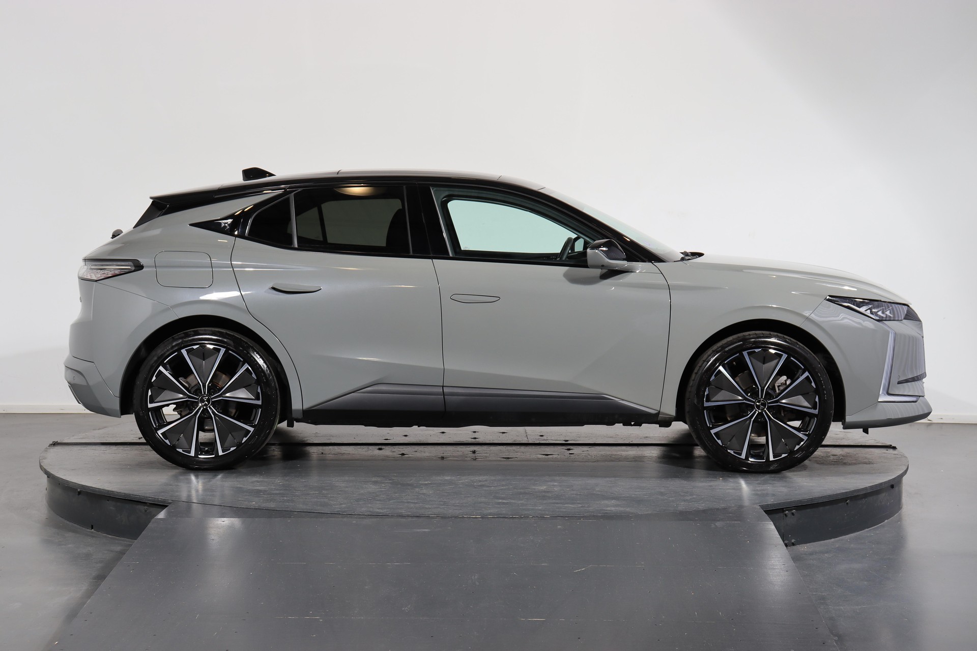 DS AUTOMOBILES 4 1.6 E-Tense La Première-image-1