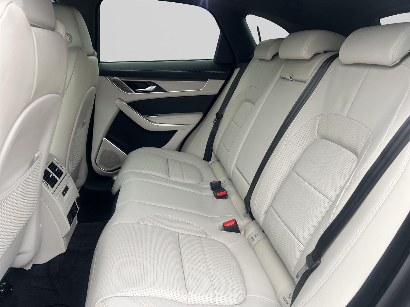 JAGUAR F-Pace 2.0 P400e R-Dynamic HSE 90th Anniversary Ed. AWD mit Anhängerkupplung-image-13