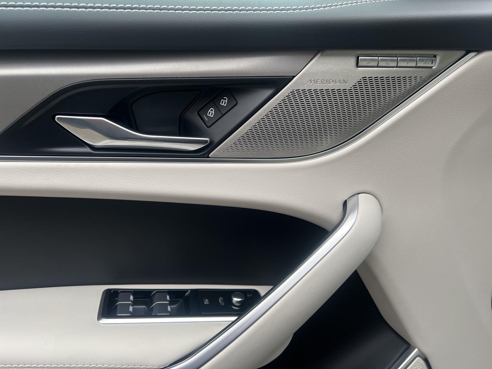 JAGUAR F-Pace 2.0 P400e R-Dynamic HSE 90th Anniversary Ed. AWD mit Anhängerkupplung-image-12