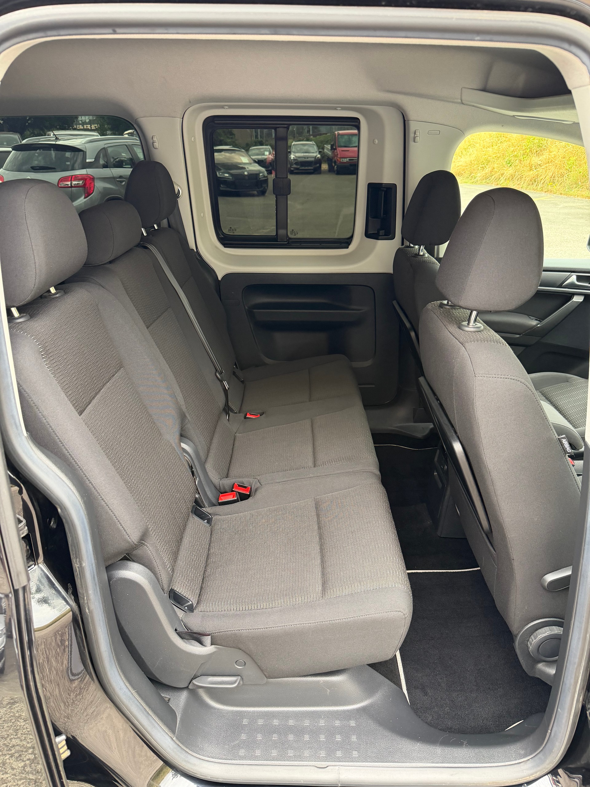 VW Caddy Maxi 2.0 TDI Comfortline 4Motion DSG-image-11