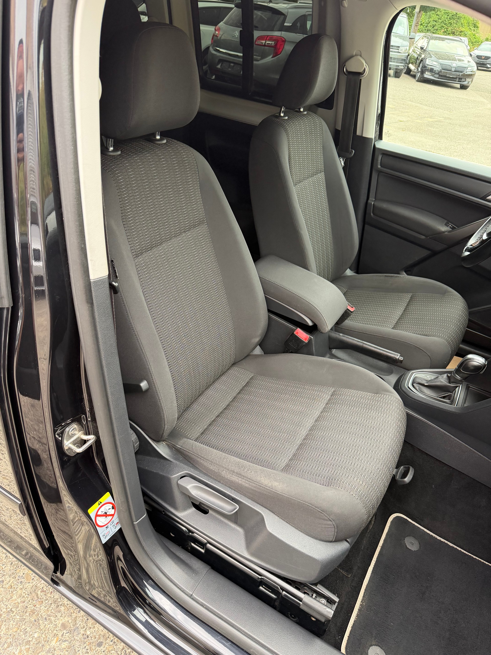 VW Caddy Maxi 2.0 TDI Comfortline 4Motion DSG-image-13