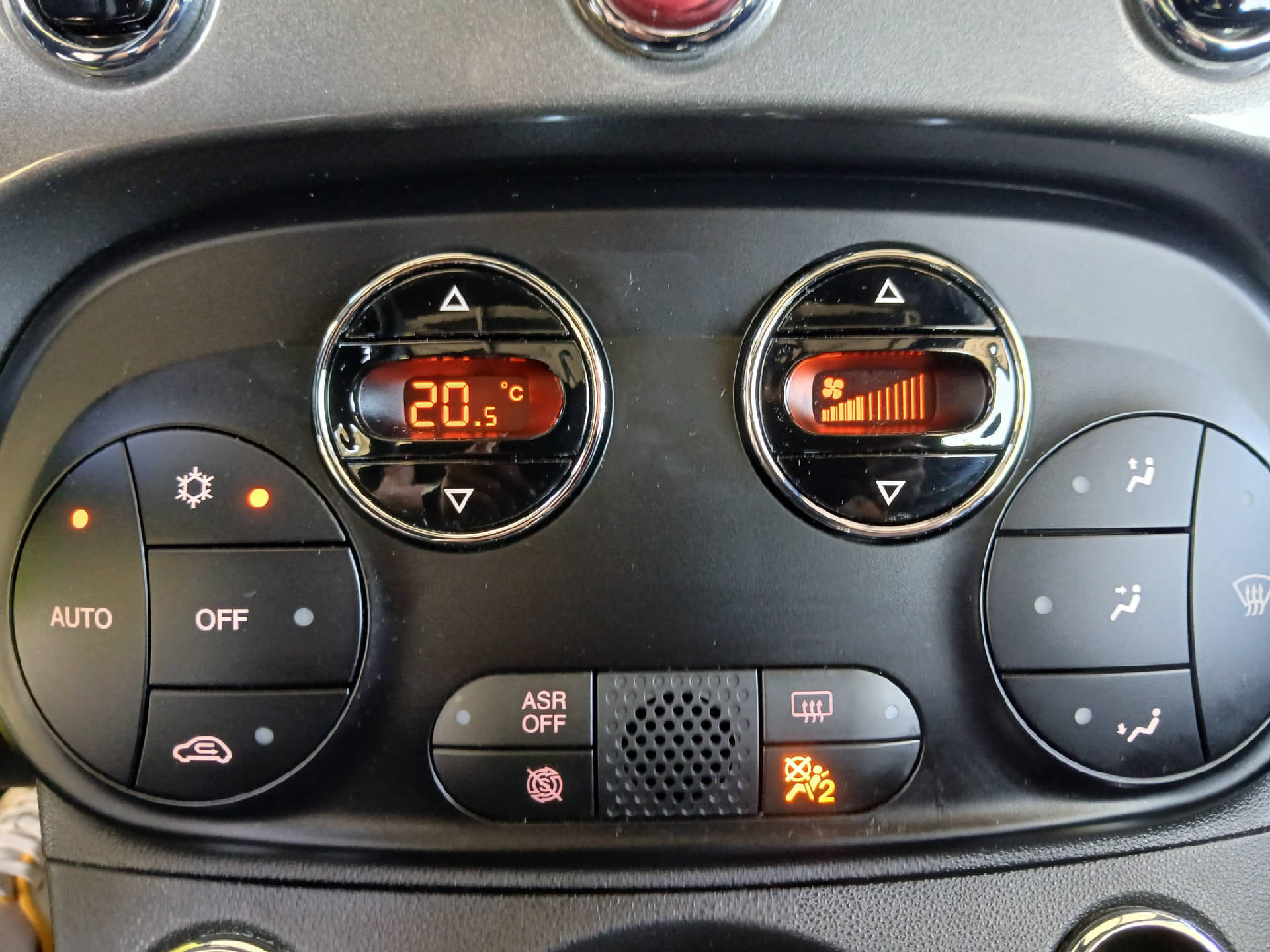FIAT 500 1.0 Hybrid Lounge-image-9