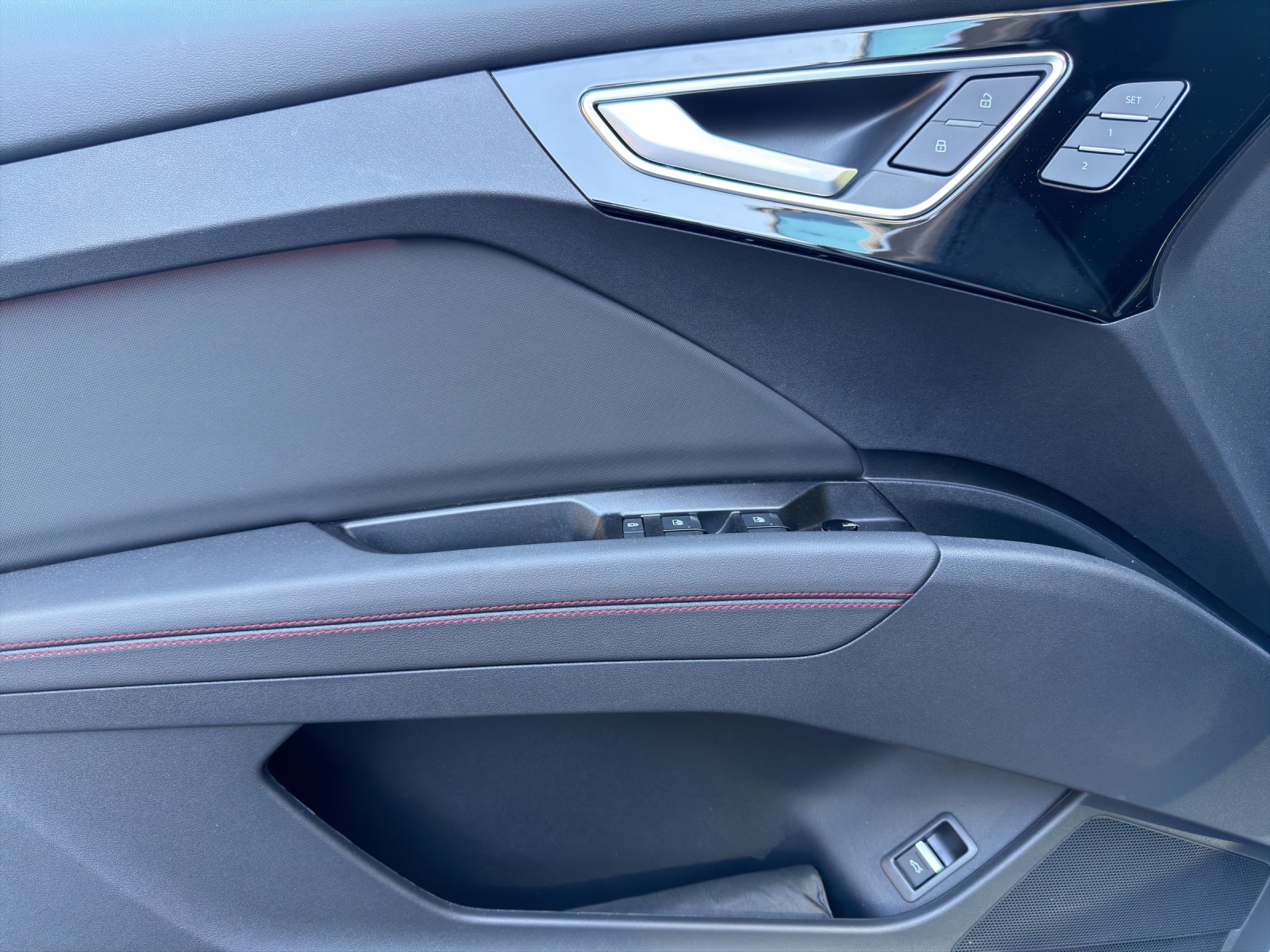 AUDI Q4 e-tron 45 Edition Swiss Ski quattro-image-8