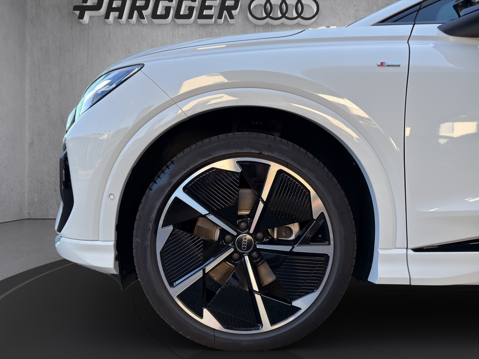 AUDI Q4 e-tron 45 Edition Swiss Ski quattro-image-15