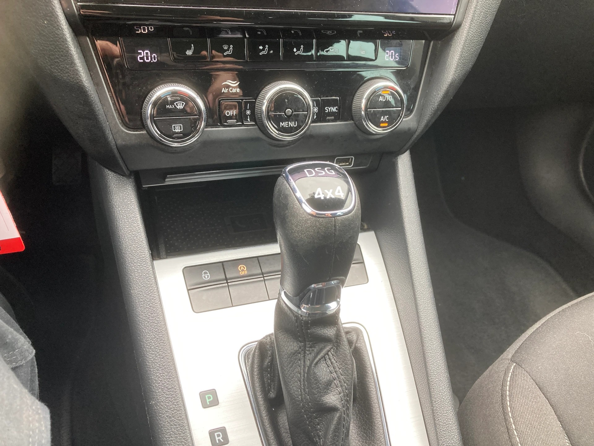 SKODA Octavia Combi 2.0 TDI Ambition 4x4 DSG-image-14
