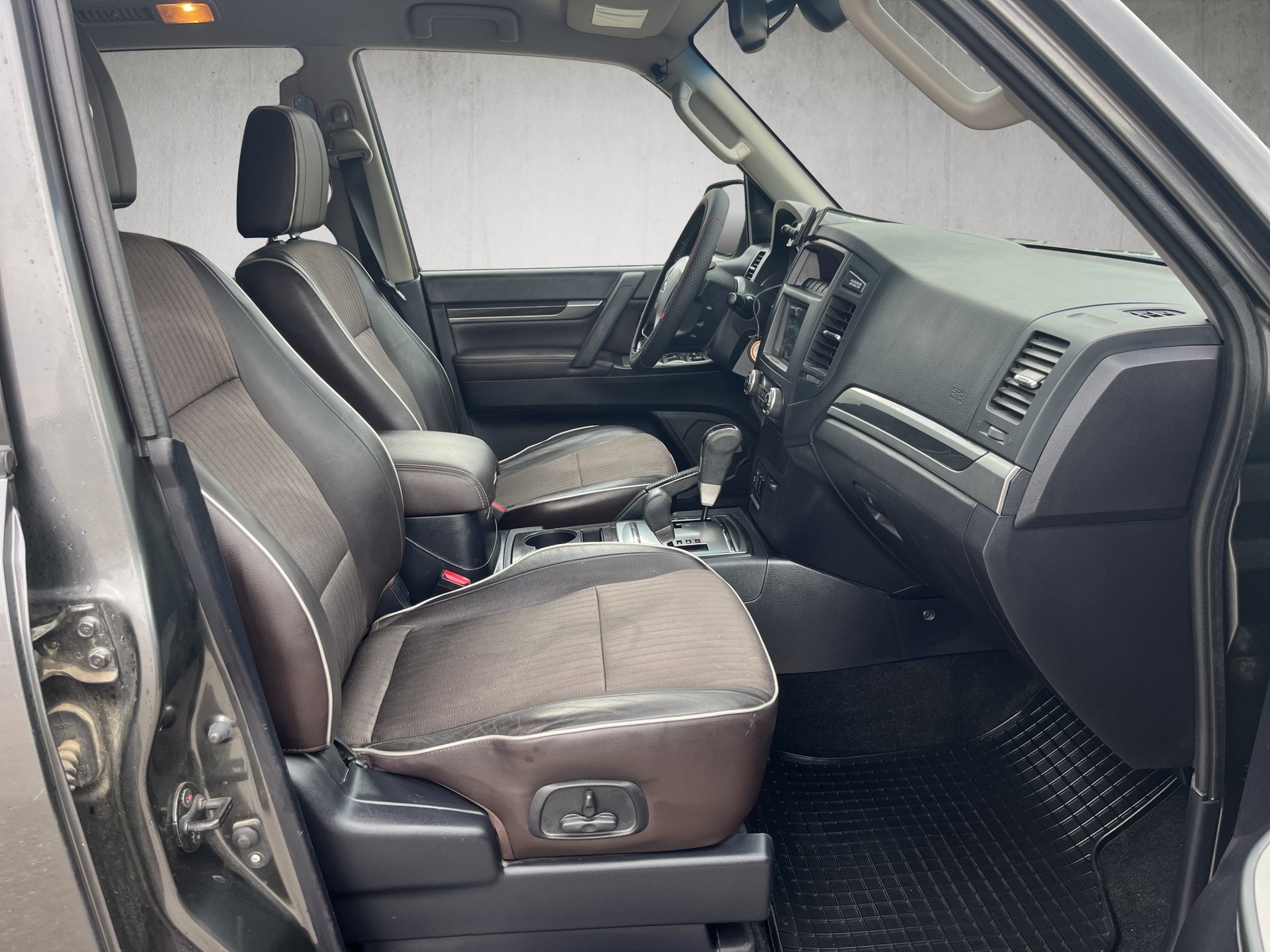 MITSUBISHI Pajero 3.2 DI-D Swiss Edition Automatic-image-10