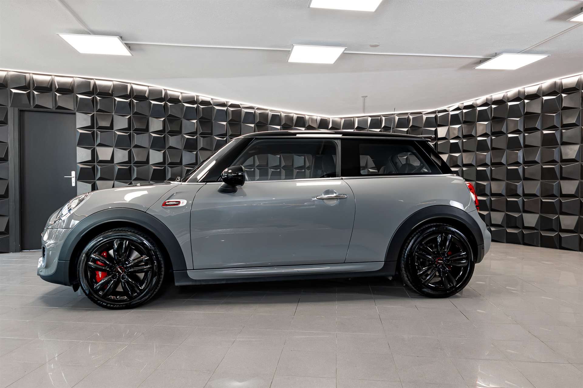 MINI Cooper John Cooper Works-showroom-element-1