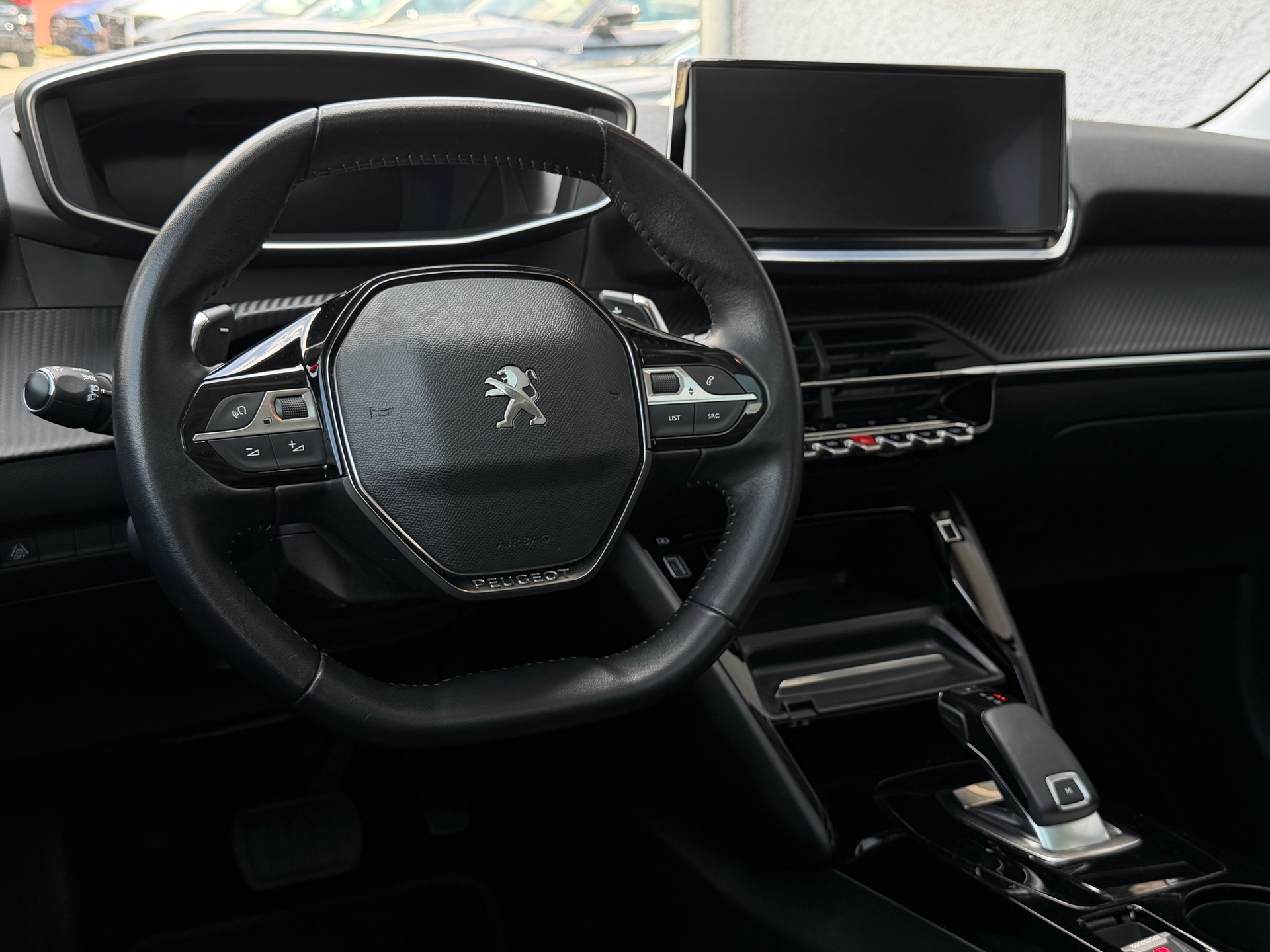 PEUGEOT 208 1.2 PureTech Allure EAT8-image-6