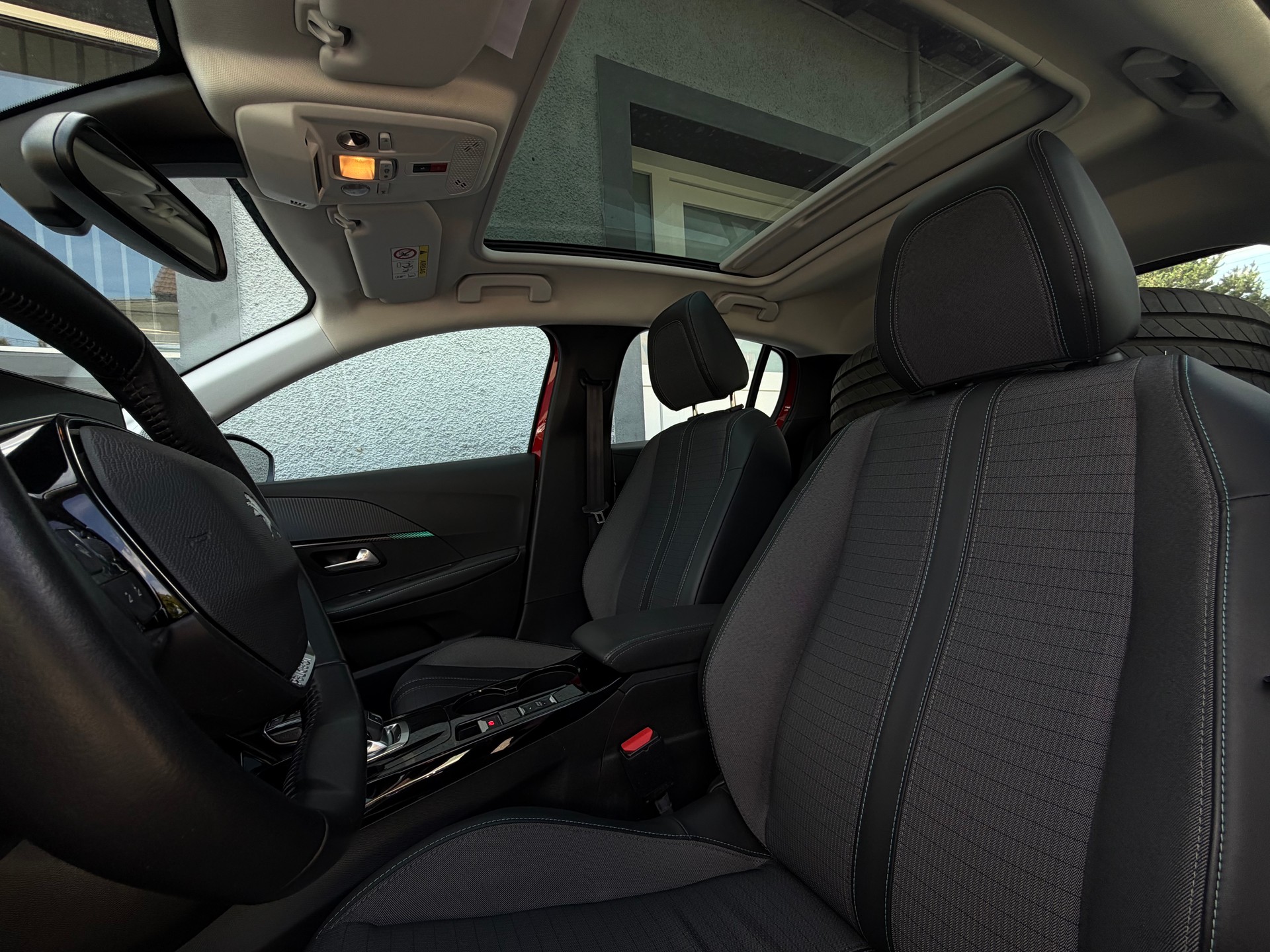 PEUGEOT 208 1.2 PureTech Allure EAT8-image-12