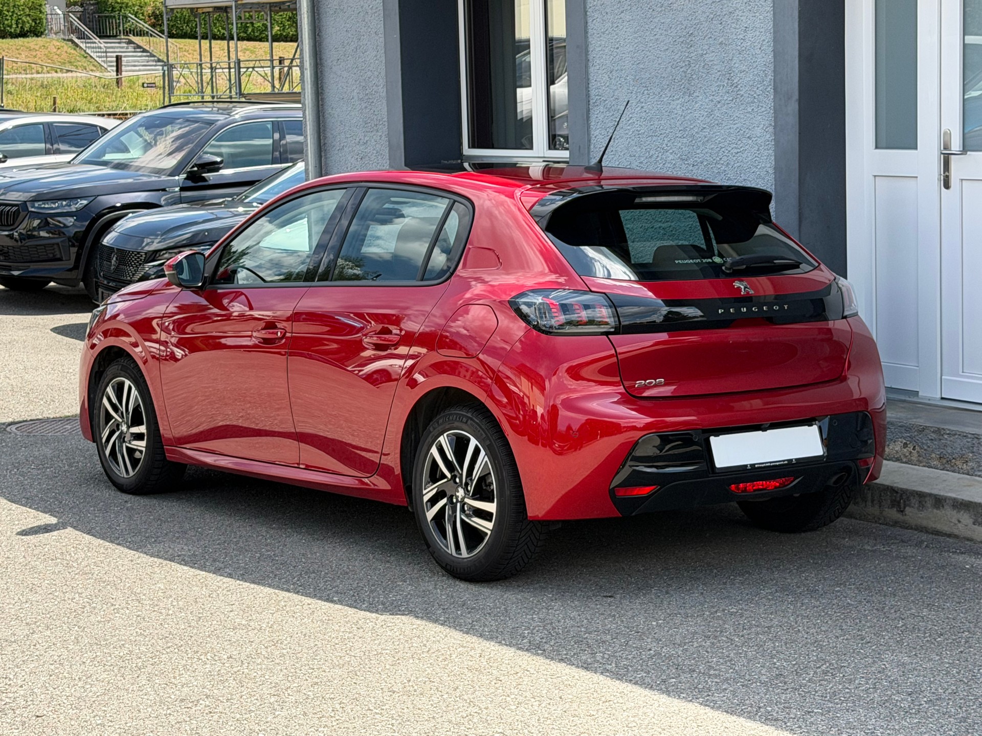 PEUGEOT 208 1.2 PureTech Allure EAT8-image-3