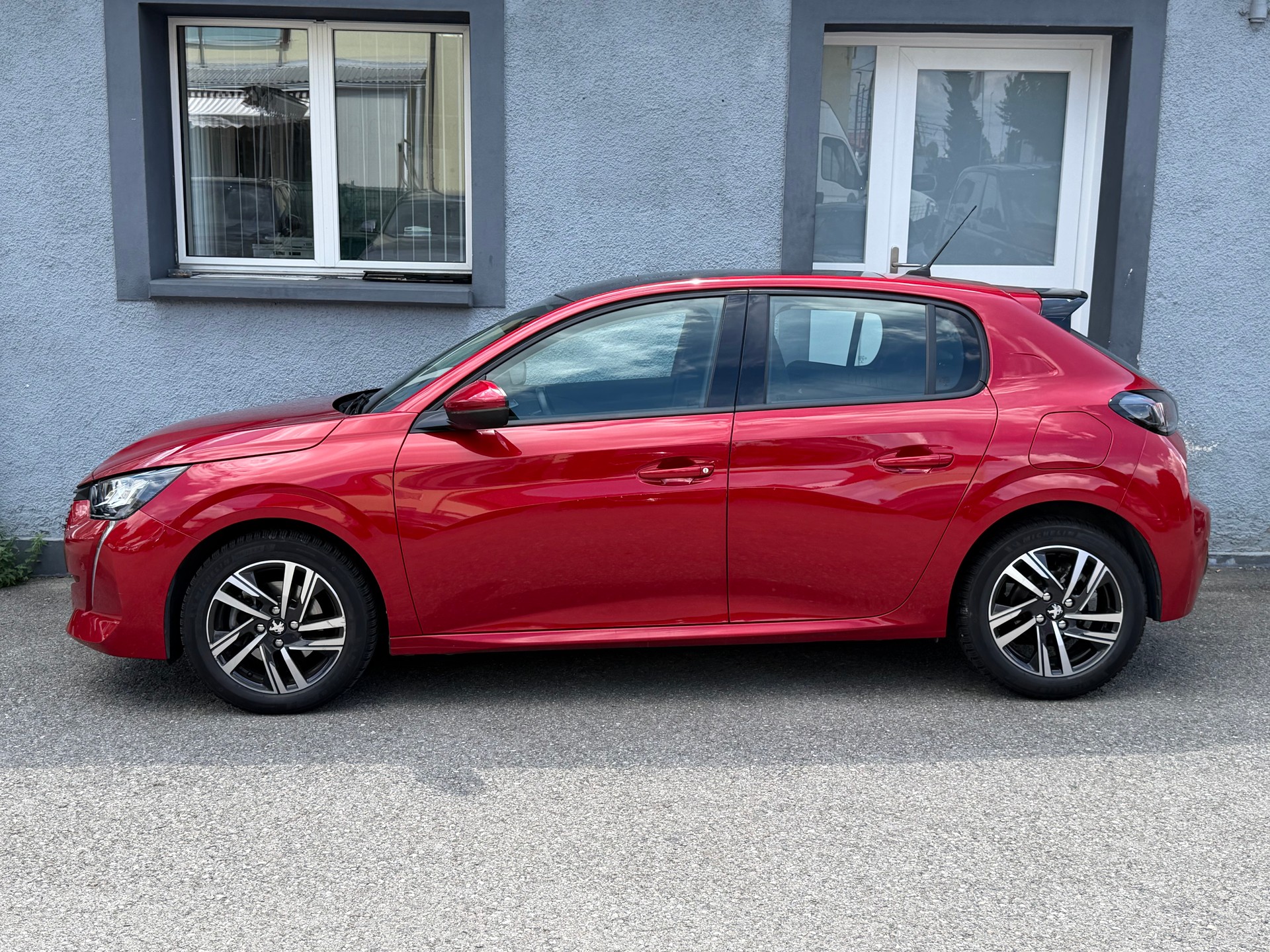 PEUGEOT 208 1.2 PureTech Allure EAT8-image-2