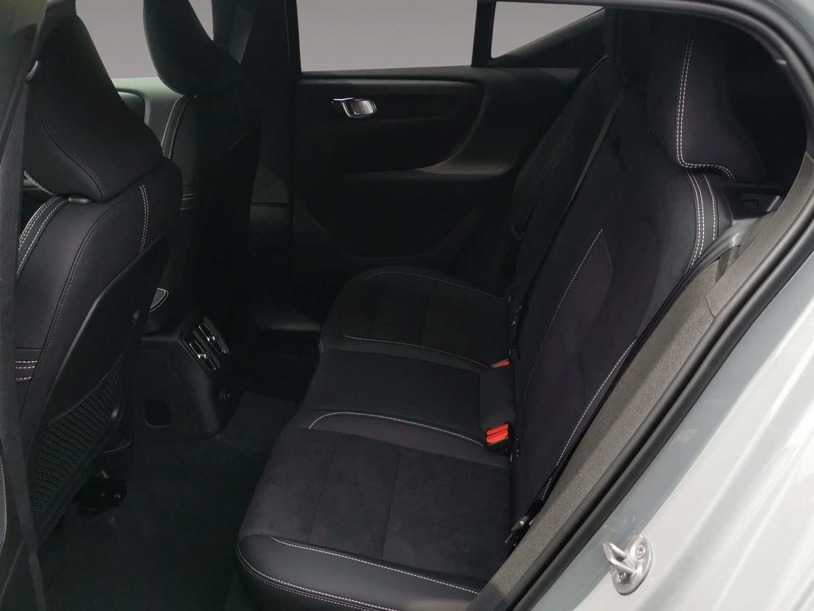 VOLVO XC40 1.5 T4 PiH Plus Dark-image-11