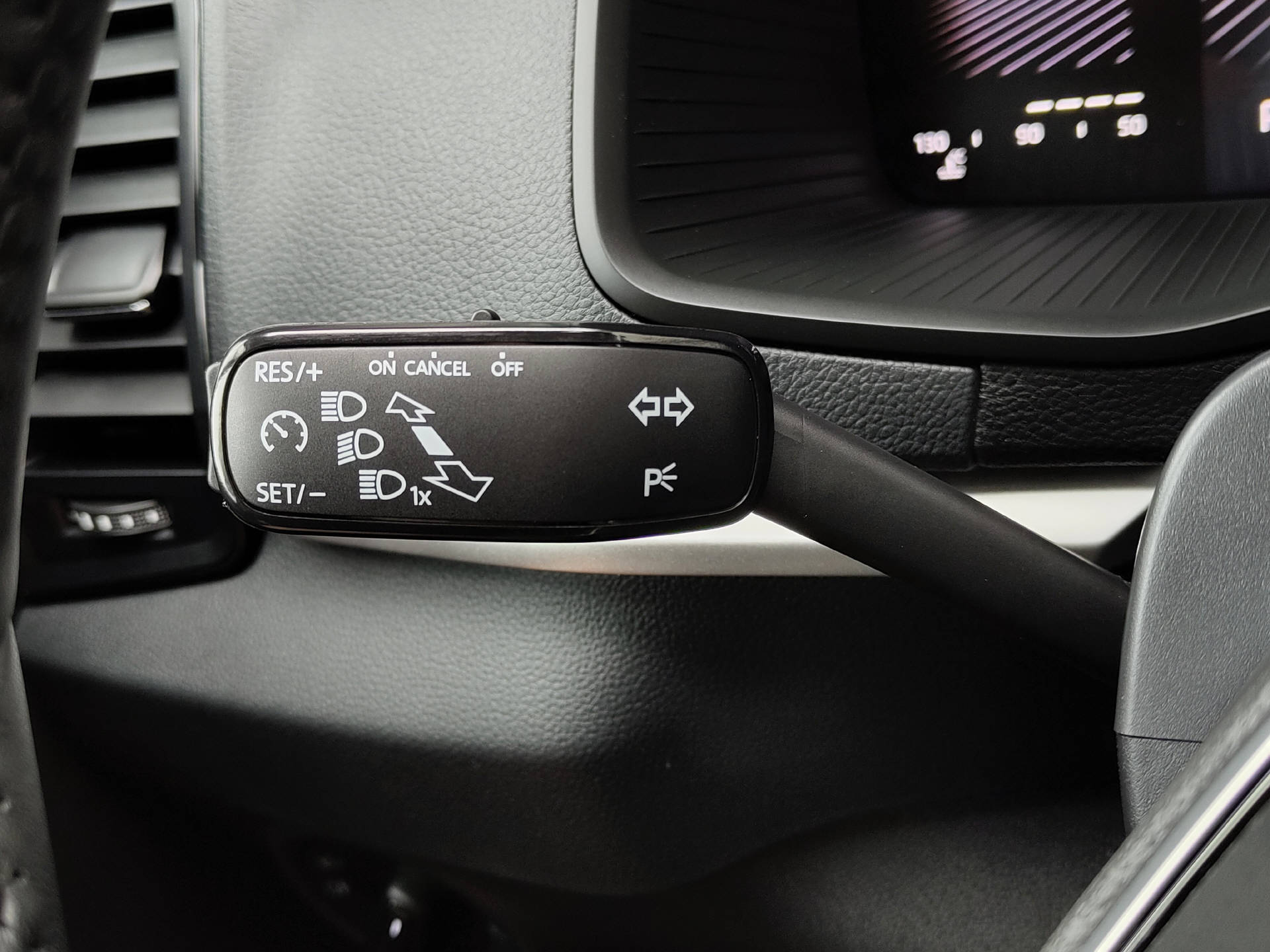SKODA Karoq 1.5 TSI Selection DSG-image-10