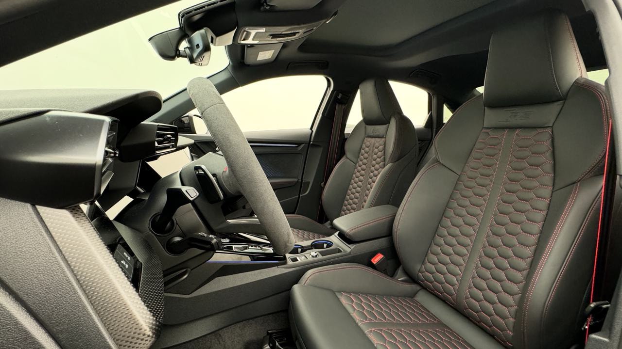 AUDI RS3 Limousine 2.5 TSI quattro S-tronic-image-4
