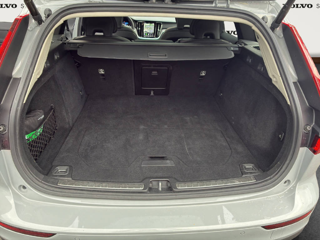 VOLVO V60 Cross Country 2.0 B5 Plus AWD-image-13