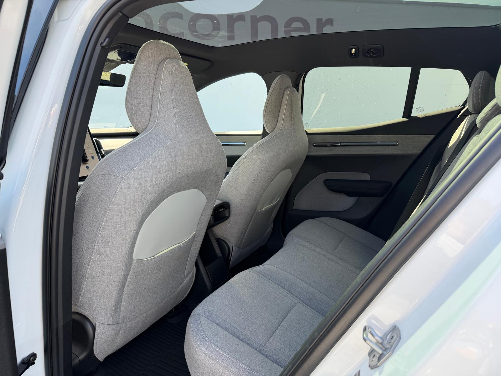 VOLVO EX30 E60 69kWh Twin Ultra-image-8