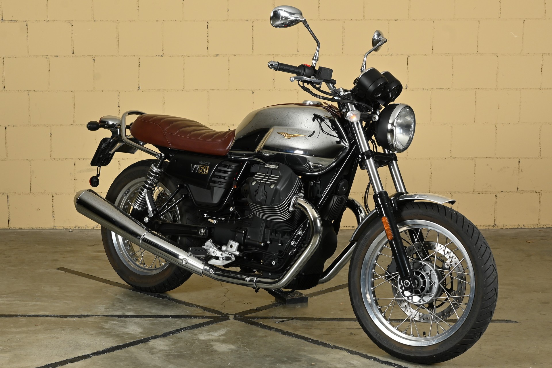 MOTO GUZZI V7 III Anniversario 750 ABS-showroom-element-1