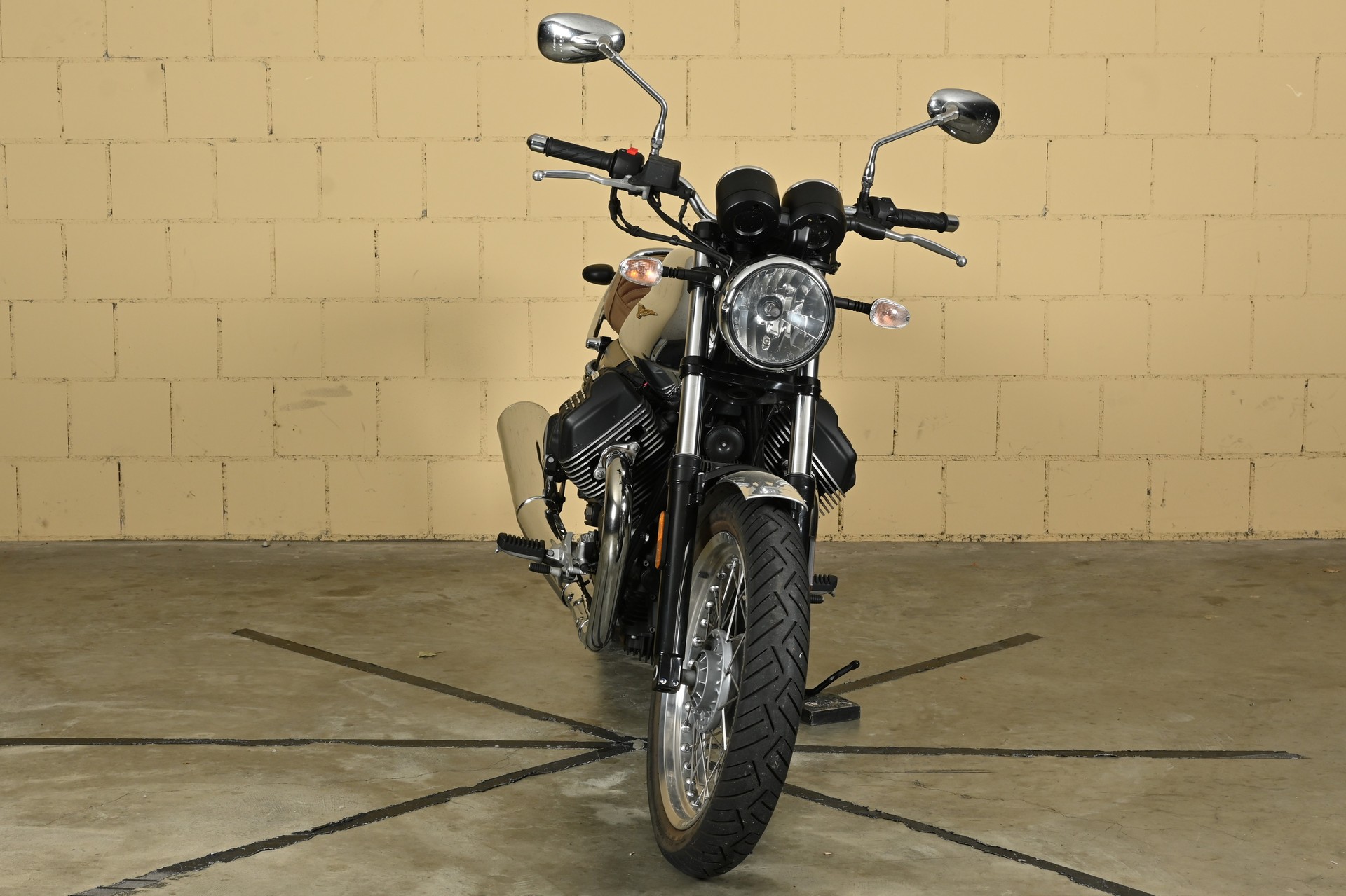 MOTO GUZZI V7 III Anniversario 750 ABS-showroom-element-2