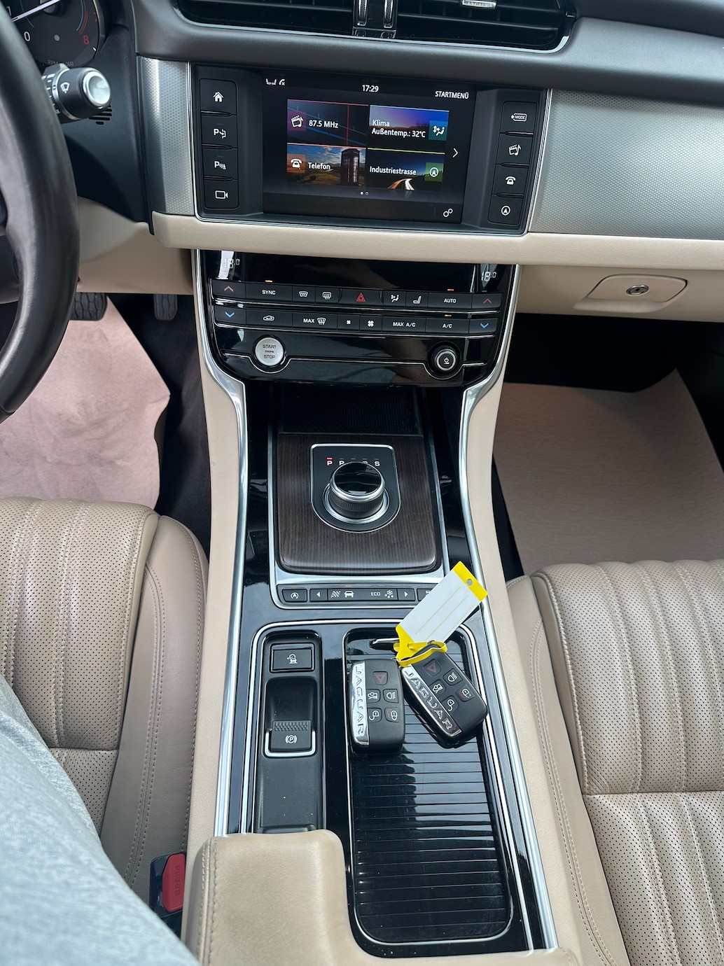 JAGUAR XF 35t R-Sport AWD-image-8