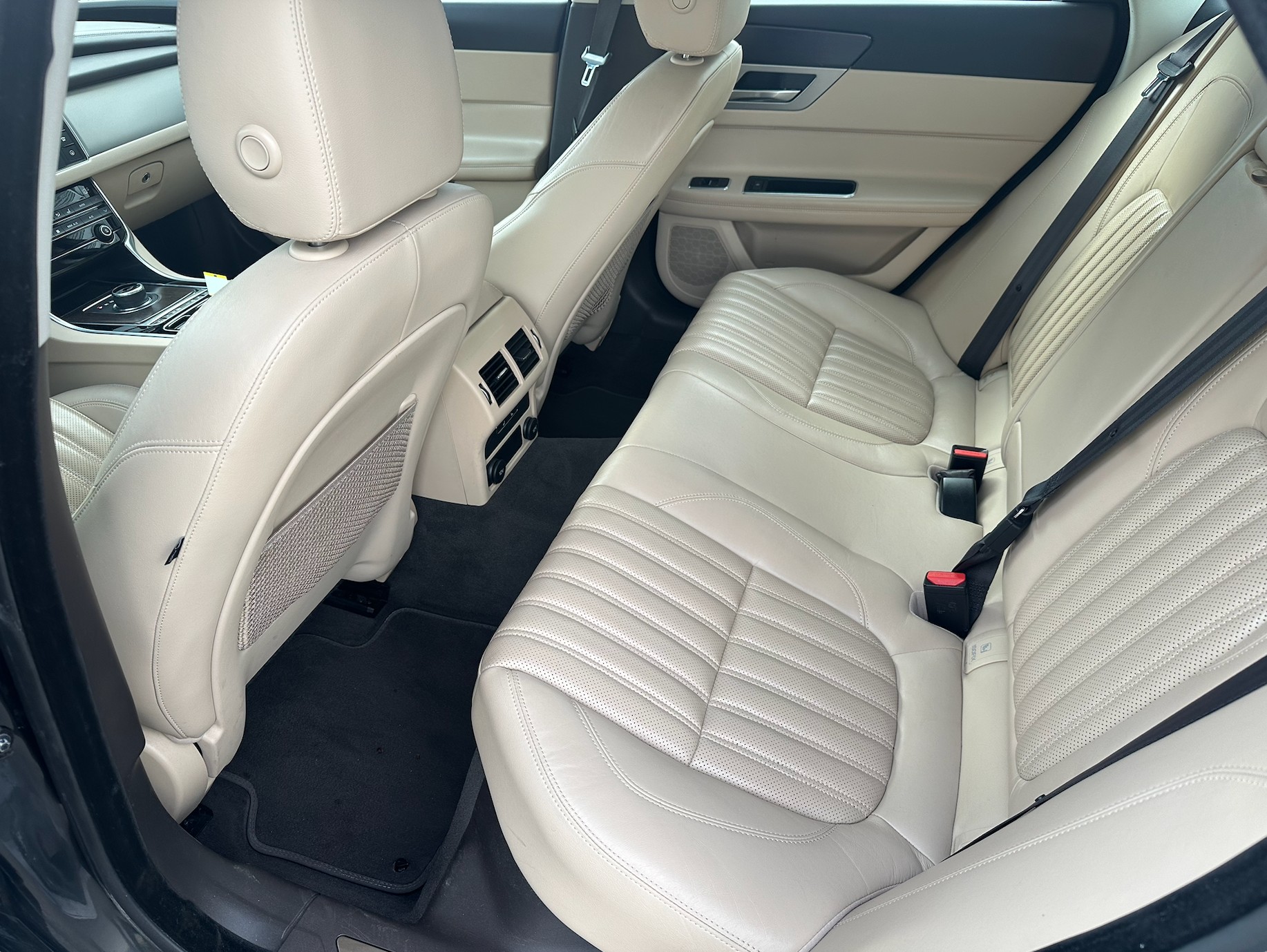 JAGUAR XF 35t R-Sport AWD-image-13