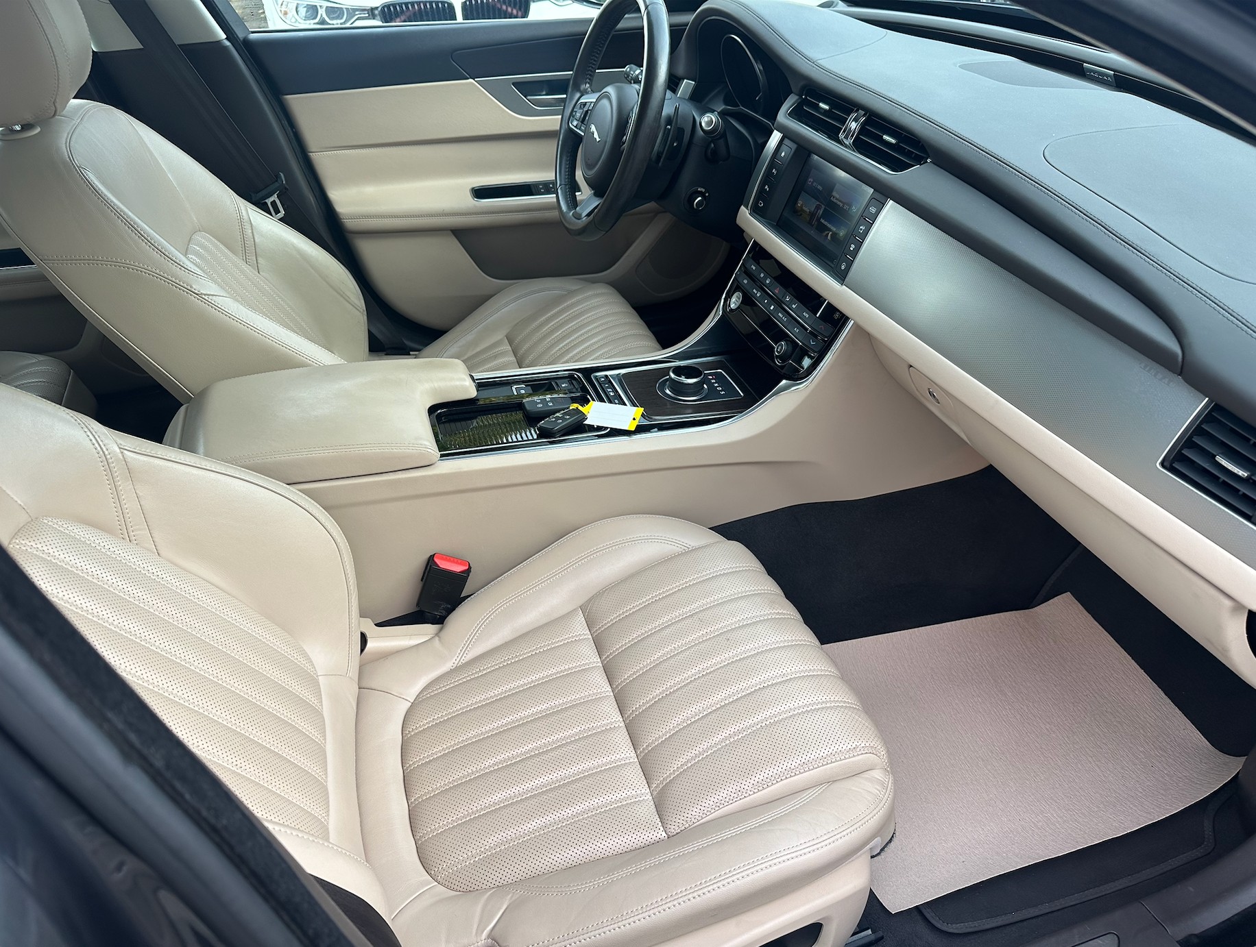 JAGUAR XF 35t R-Sport AWD-image-12