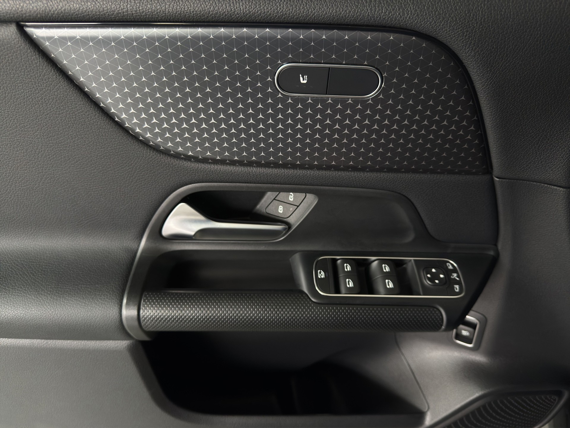 MERCEDES-BENZ GLA 200 7G-DCT "Navi-RF.-Kamera-Digital Cockpit"-image-8
