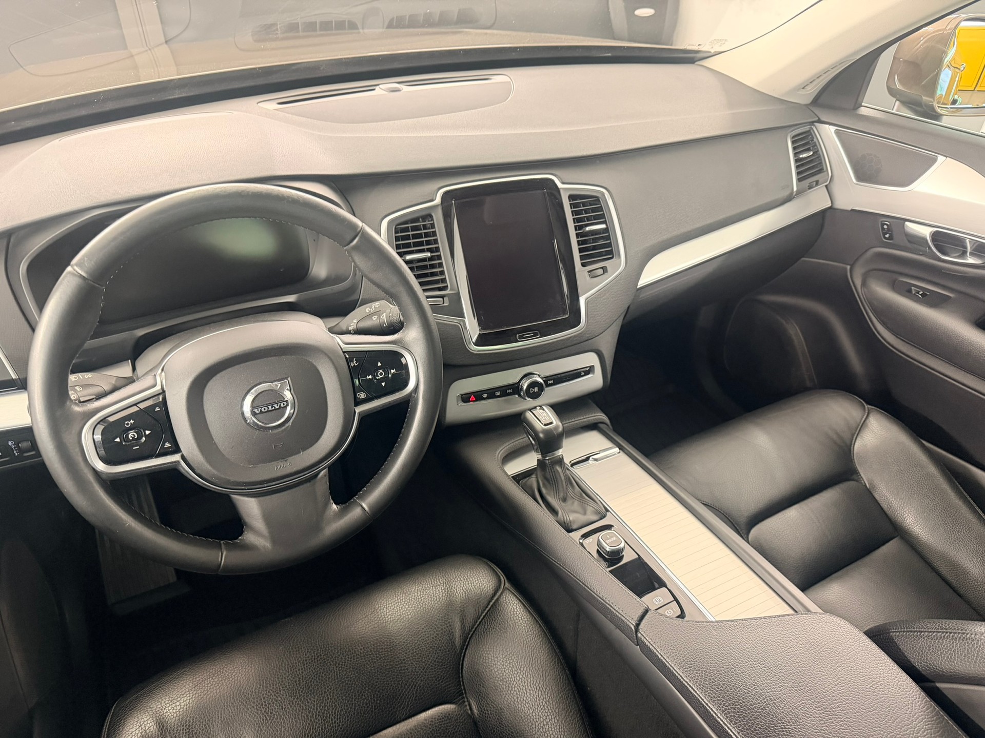 VOLVO XC90 D5 AWD Momentum Geartronic-image-17