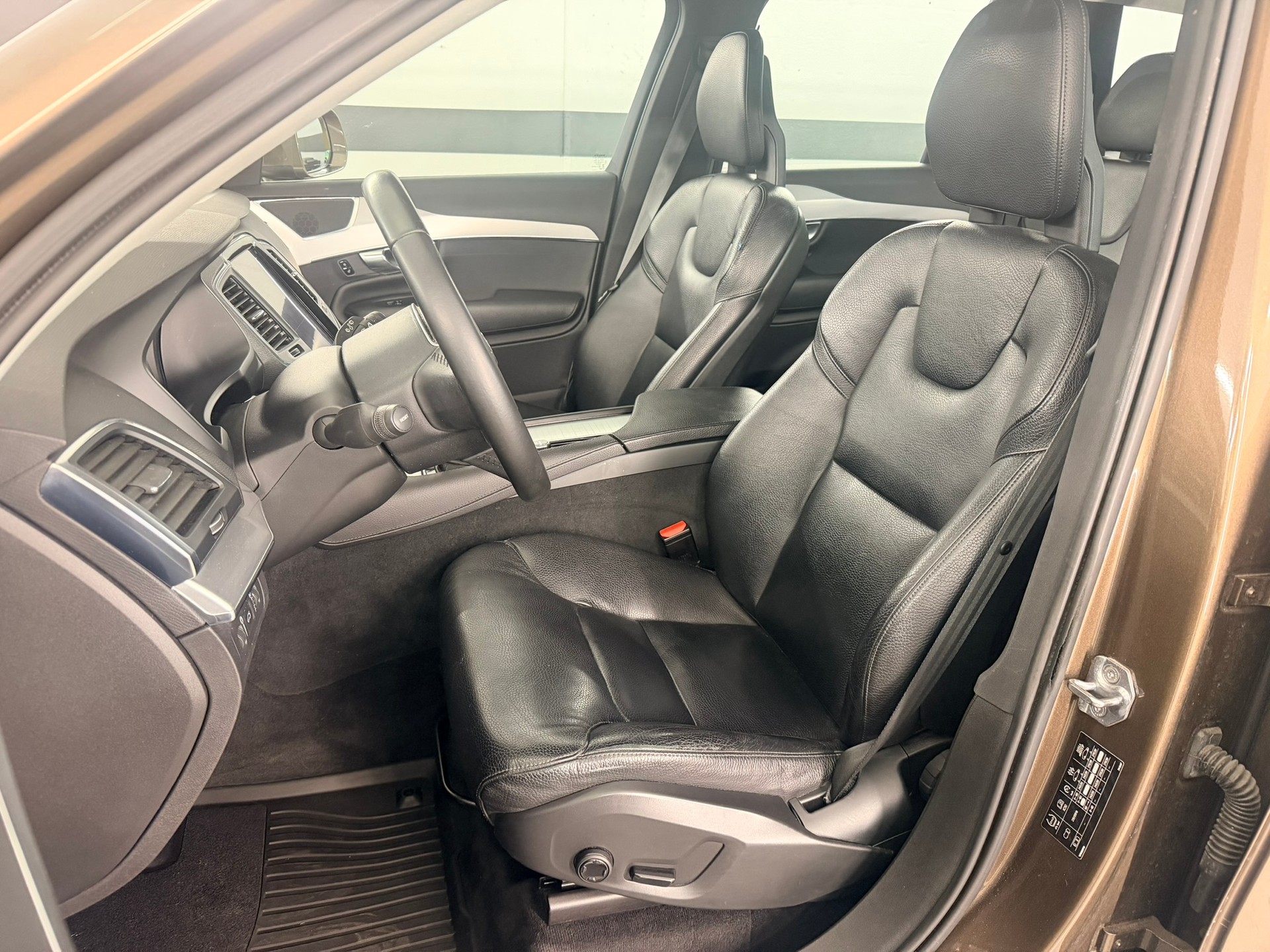 VOLVO XC90 D5 AWD Momentum Geartronic-image-18