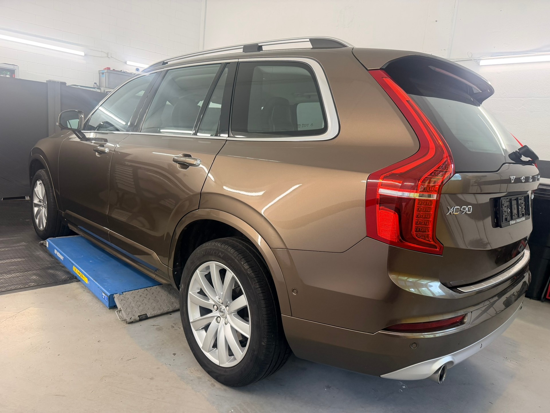 VOLVO XC90 D5 AWD Momentum Geartronic-image-5