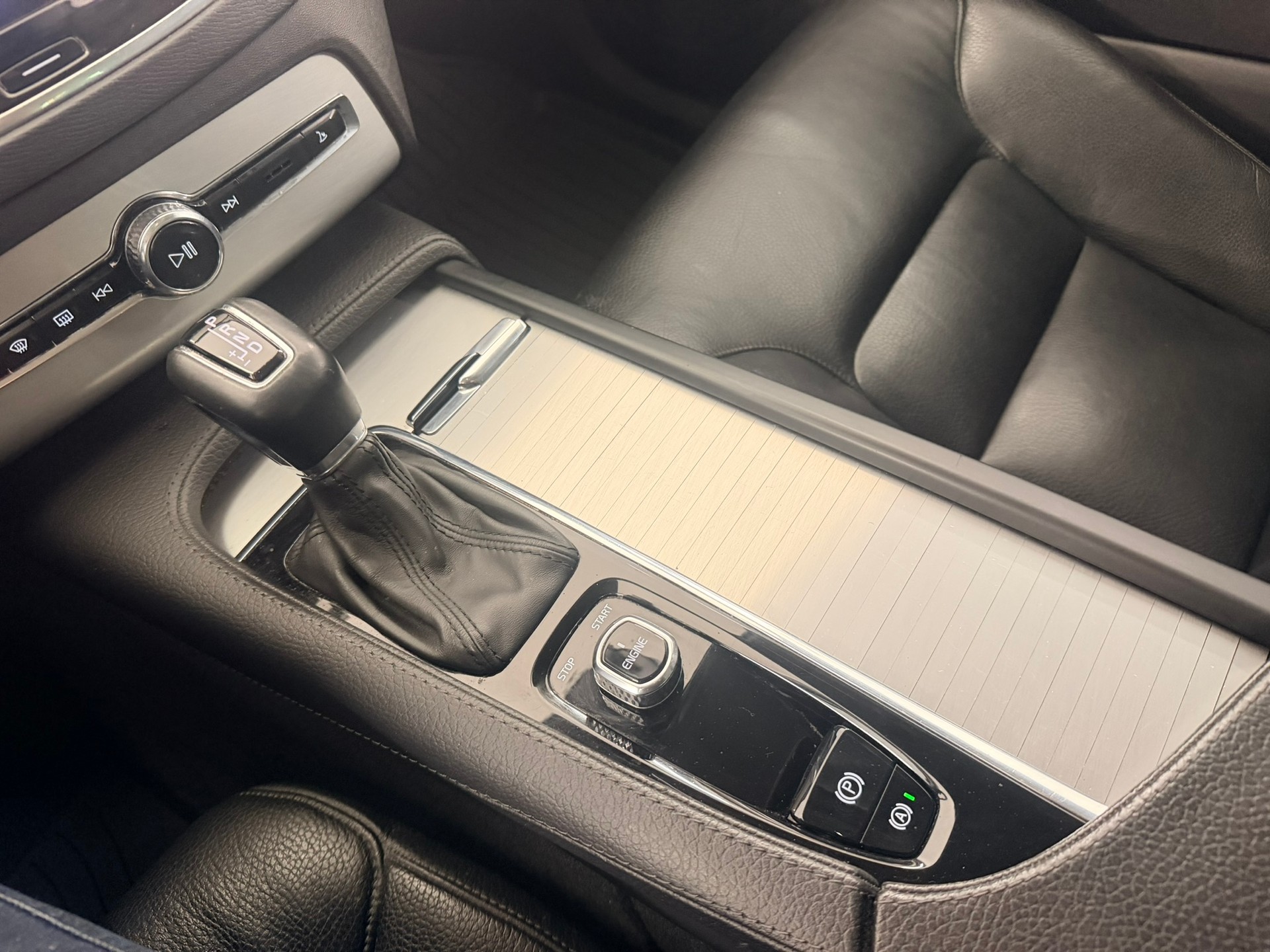 VOLVO XC90 D5 AWD Momentum Geartronic-image-25