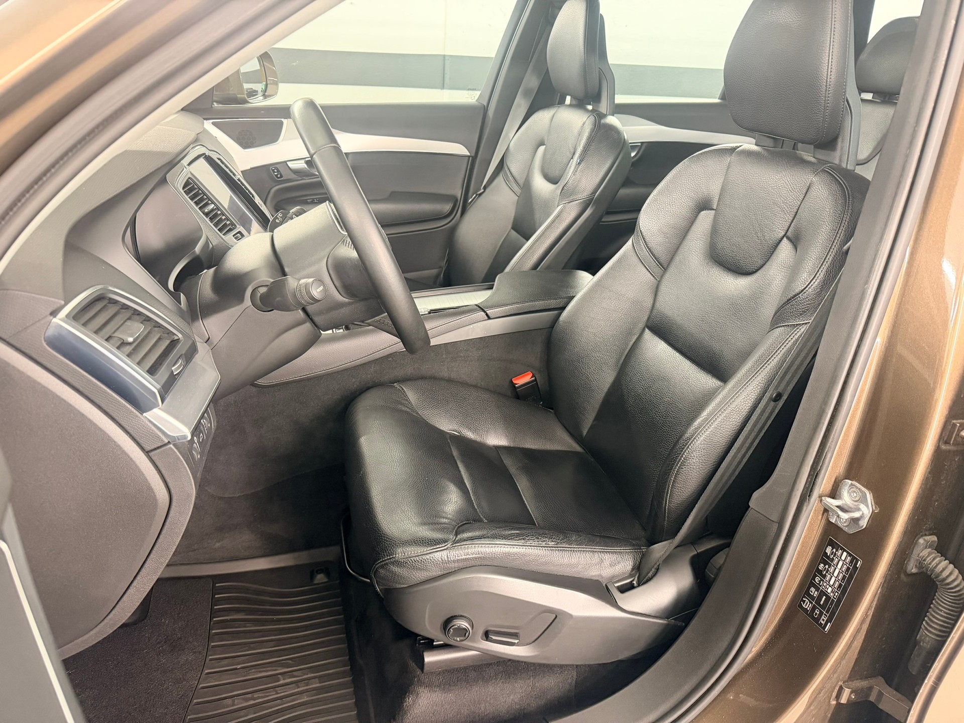 VOLVO XC90 D5 AWD Momentum Geartronic-image-19