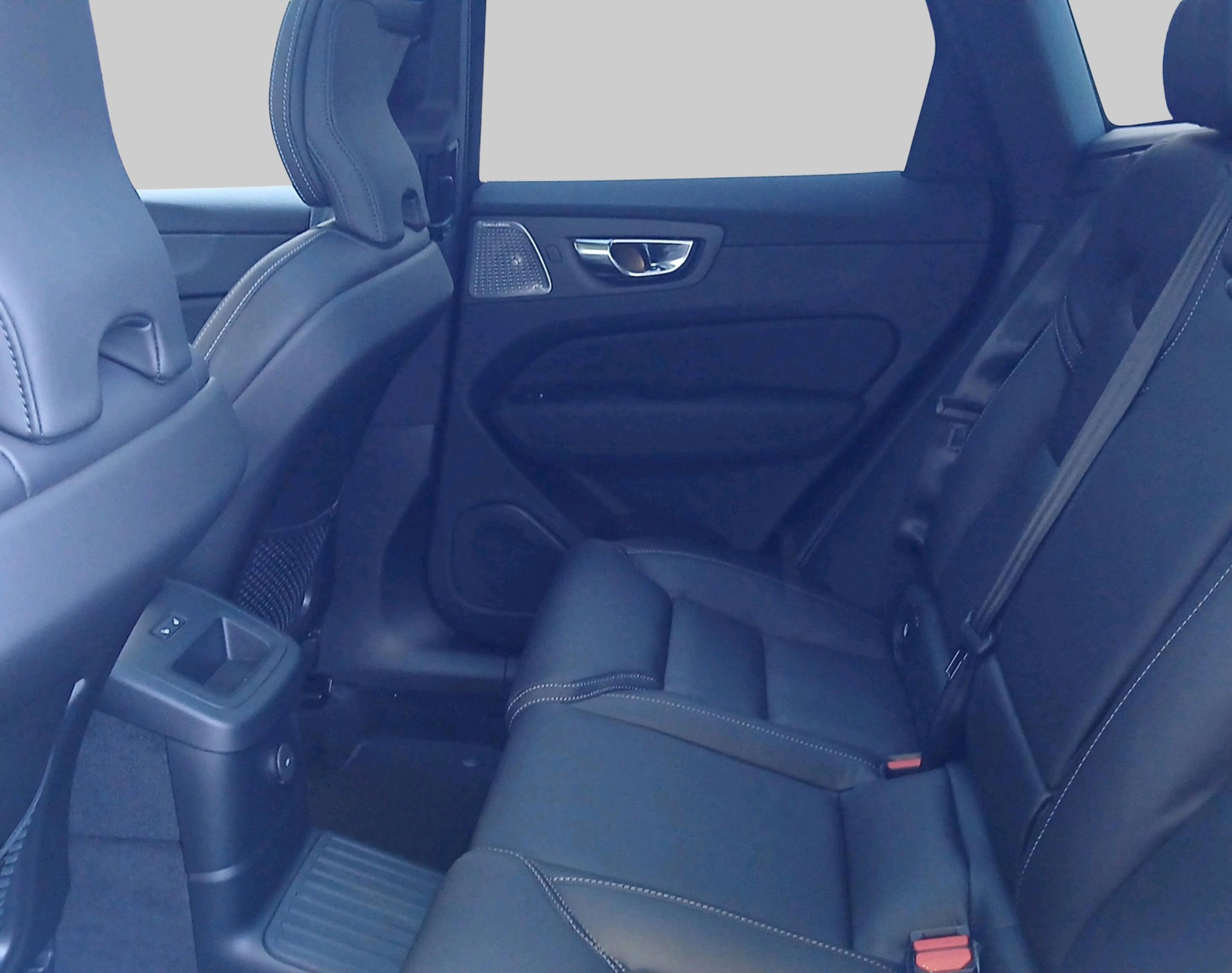 VOLVO XC60 2.0 T8 TE Black Edition e-showroom-element-3
