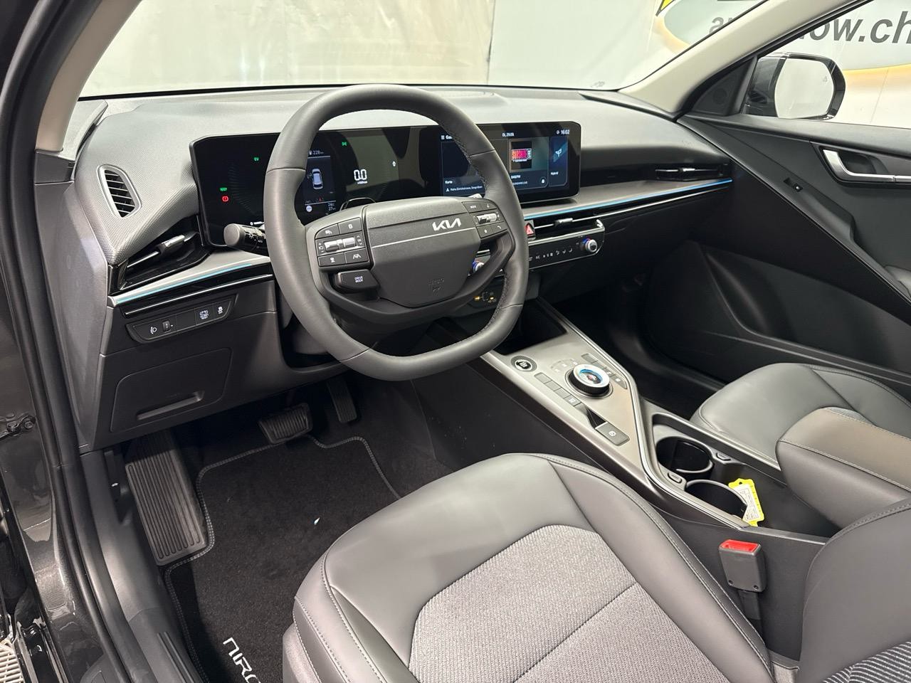 KIA Niro 1.6GDi Hybrid DCT-showroom-element-2